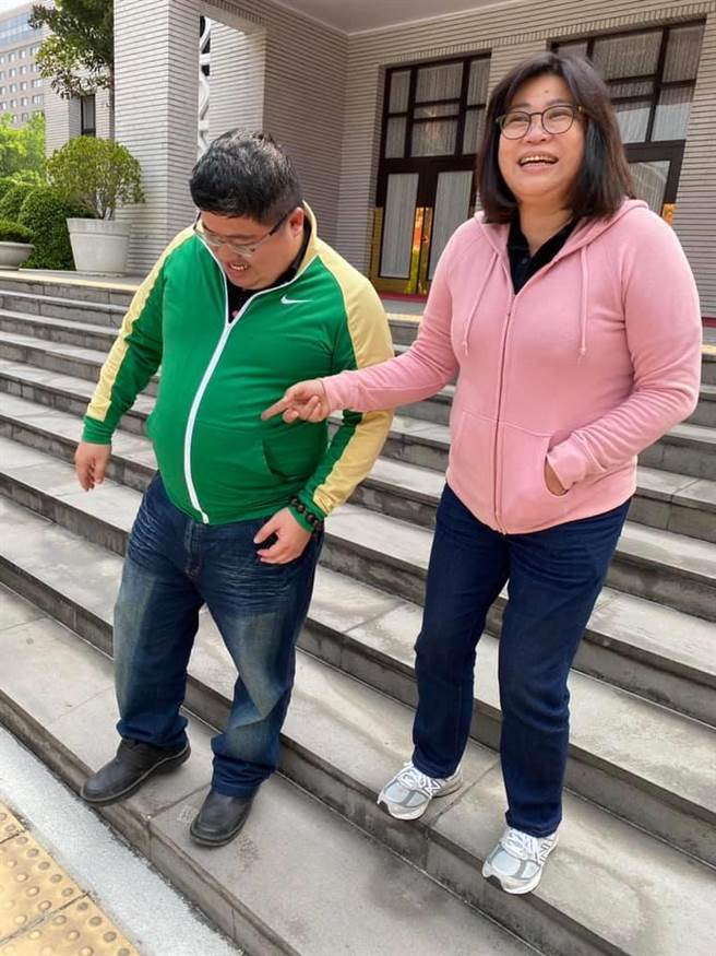 拉鍊拉起來後蔡易餘凸出超大肚子，網友笑慘了。(圖/翻攝自王美惠臉書)