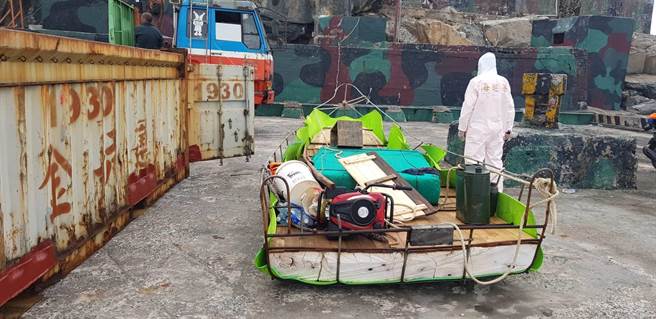 落網大陸偷渡客使用的自製浮具。（金門岸巡隊提供）