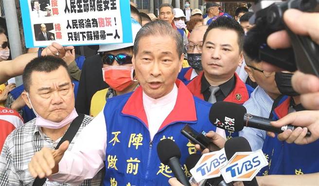 統促黨總裁「白狼」張安樂今被高檢署依《國安法》他字案傳喚，庭前受訪稱自己「何罪之有」，強調絕不會認罪。（黃捷攝）