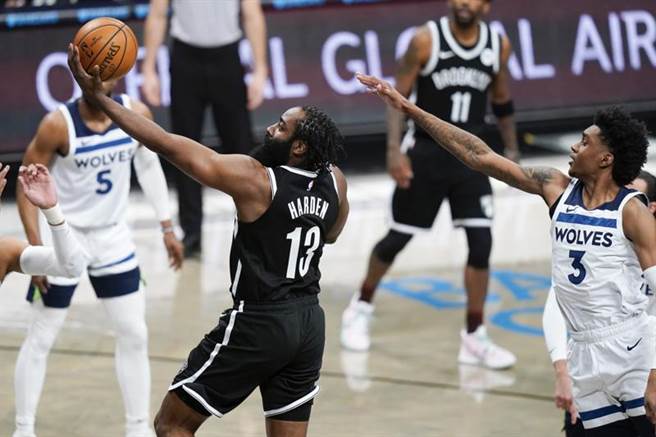 哈登大三元，帮助篮网猎捕灰狼，落后东区龙头七六人只剩半场胜差。(美联社)