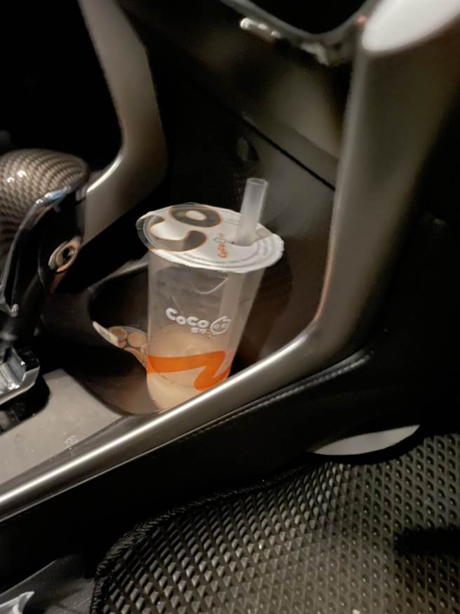 謝男犯案後買了一杯珍珠奶茶解渴,未料還沒喝完就遭逮捕，現場還查扣作案用手套1雙、小刀1把、膠帶1捆及現金新台幣7301元等證物。