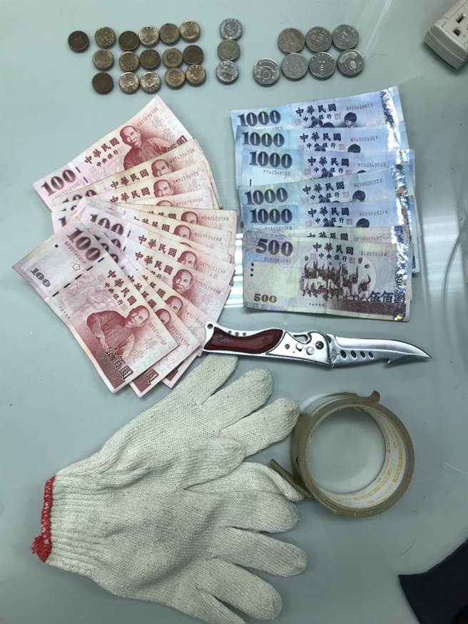 謝男並當場逮捕，現場還查扣作案用手套1雙、小刀1把、膠帶1捆及現金新台幣7301元等證物。(戴志揚翻攝)