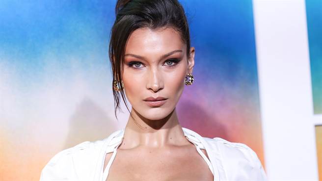 贝拉哈蒂德（Bella Hadid）近日为精品服饰拍摄广告，展现火辣身材。（图／达志影像）