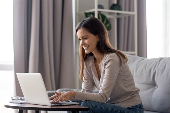 女子使用「陪聊软体」与陌生男聊天，事后惊觉失控欲退出，没想到竟突然遭到该软体封锁帐号，赚的钱全数拿不到。（示意图/Shutterstock提供）