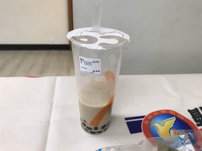 谢男开往宜兰买了一杯珍奶后，在路上遭警方逮补。（陈彩玲摄）