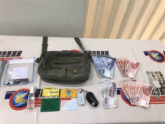 警方查扣手套1双、小刀1把、胶带1捆及现金7301元等证物。（陈彩玲摄）