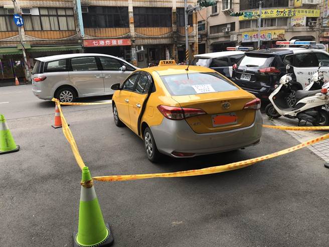 基隆市一名年约60岁谢姓男子29日晚上7点多，在中正路搭上吴姓男子计程车。（陈彩玲摄）