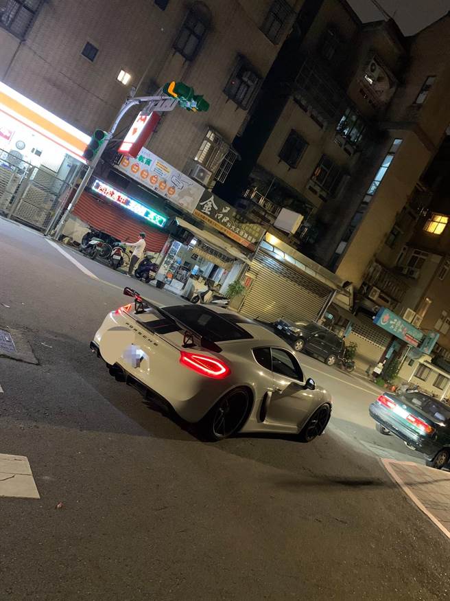 网友爆料酷炫深夜开名车发出巨大声响。（图／爆料公社）
