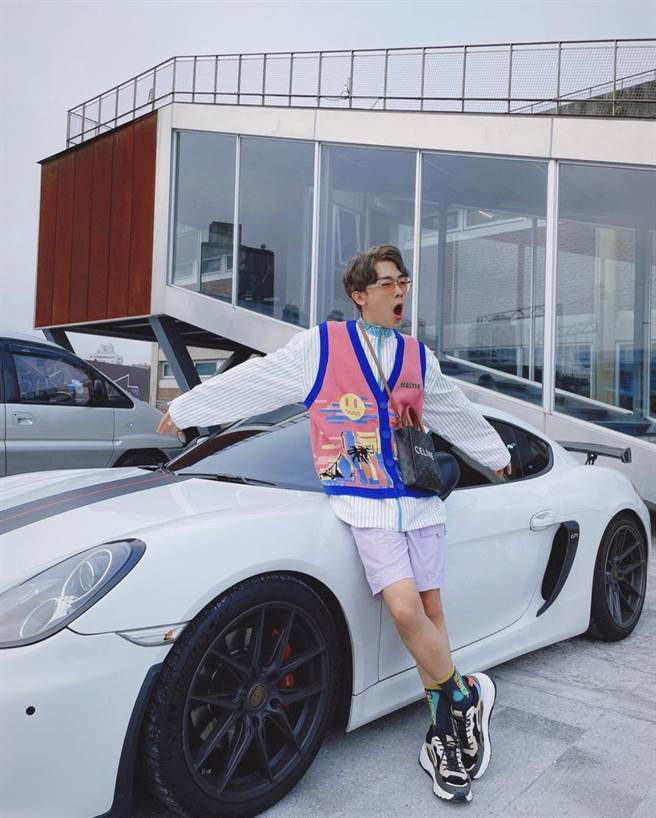 酷炫创业有成，才30岁就有保时捷。（图／IG@ kevin0204660）