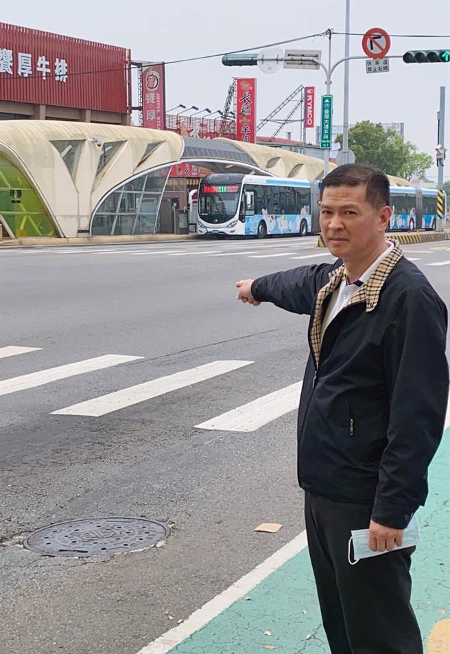 市议员林汝洲为民请命，争取应再增设龙井「坪顶站」，以利龙井、大肚地区的市民搭乘。（陈世宗摄）