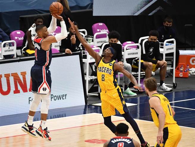 韦斯布鲁克缴出35分、14篮板、21助攻的超级大三元成绩单，成为NBA史上第一人，本季第16次大三元改写队史纪录，帮助巫师击退溜马拿下2连胜。(美联社)