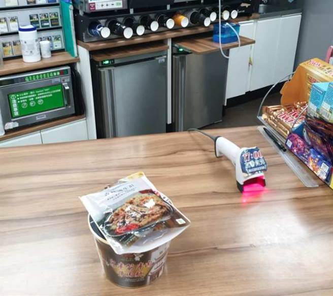 一名男子昨天半夜1點逛超商買消夜，誤把挑報廢品的店員當成跟蹤他的怪人。(翻攝自 爆廢1公社)