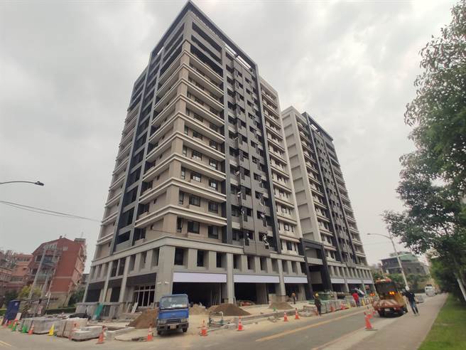 位于司法园区后方的桃园市中路一号社会住宅，已拆除外墙的施工鹰架，在最后收尾阶段，最快今年10月起租。(蔡依珍摄)
