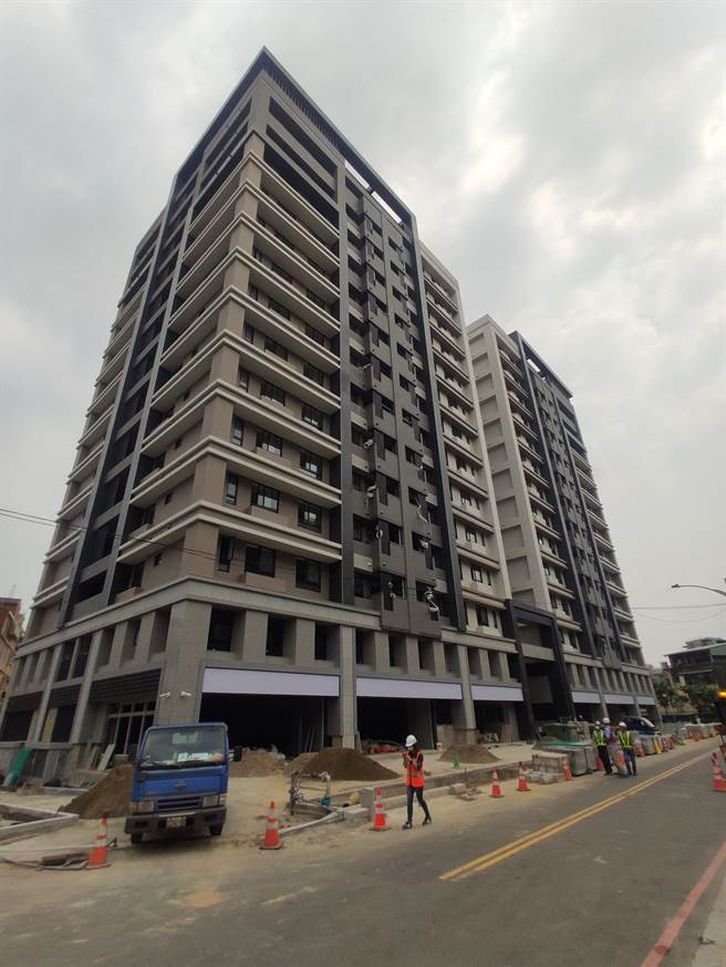 位于司法园区后方的桃园市中路一号社会住宅，已拆除外墙的施工鹰架，在最后收尾阶段，最快今年10月起租。(蔡依珍摄)