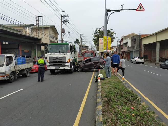 彰化县田中镇斗中路靠近田中消防分队前，今天上午发生一起离奇车祸，陈姓自小客车驾驶疑似变换车道不慎，与到田中送货的大货车擦撞，自小客车当场180度翻转，卡在分隔岛上。(民眾提供／吴建辉彰化传真)