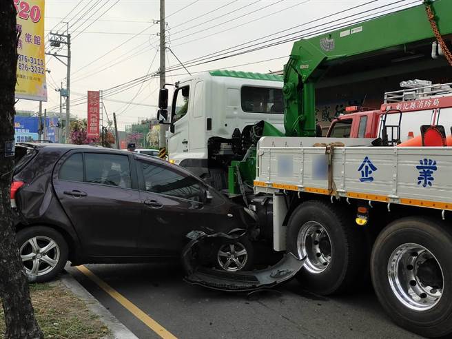 小客车当场卡在货车及分隔岛上路灯中间动弹不得，造成后方车辆回堵，所幸2车驾驶都没有受到严重伤害，自行下车察看报案。(民眾提供／吴建辉彰化传真)