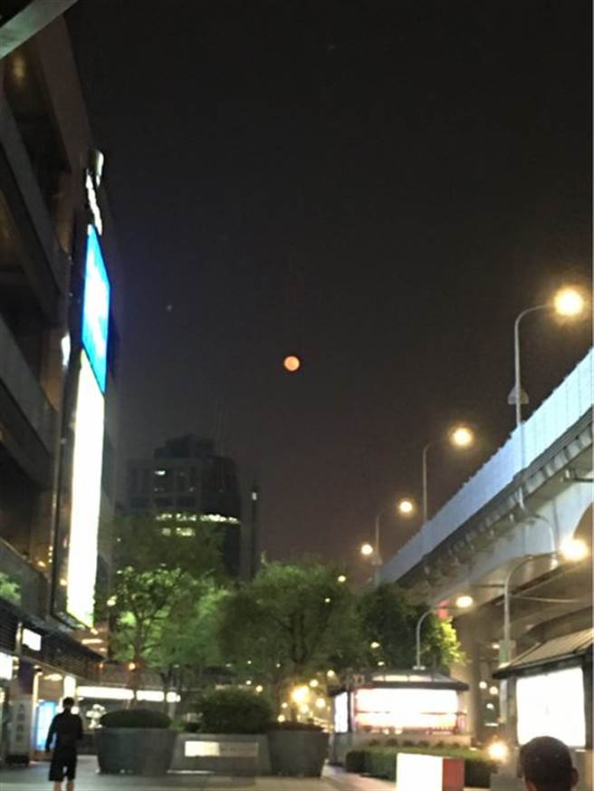 昨晚台北夜空出現血月，讓民眾害怕。(翻攝自 PTT)