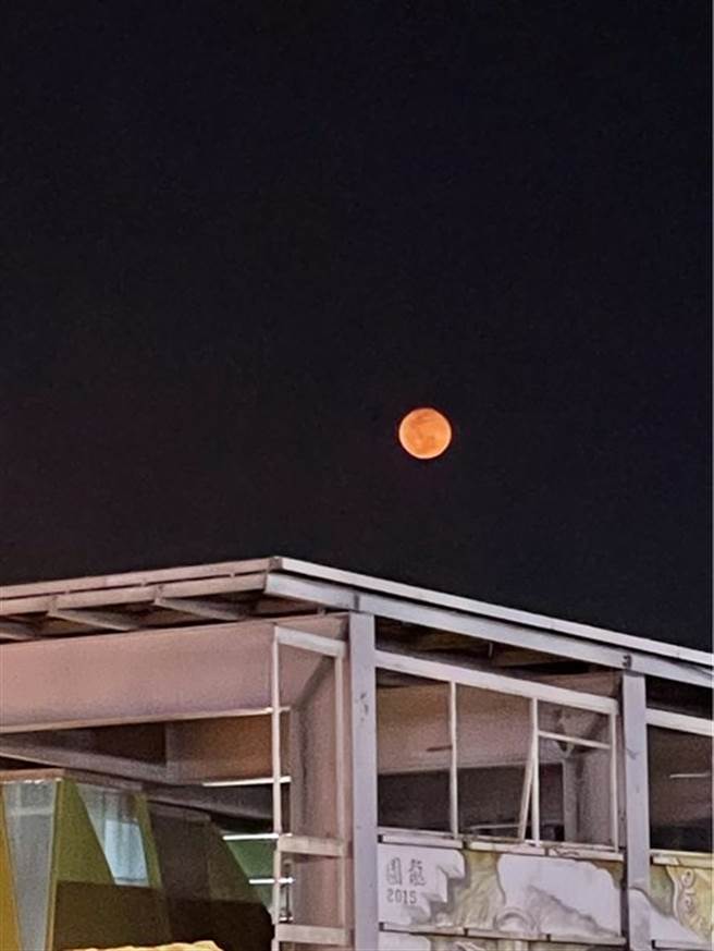 昨晚台北的月亮又紅又暗，讓人想起921那天也出現過紅色月亮。(翻攝自 PTT)
