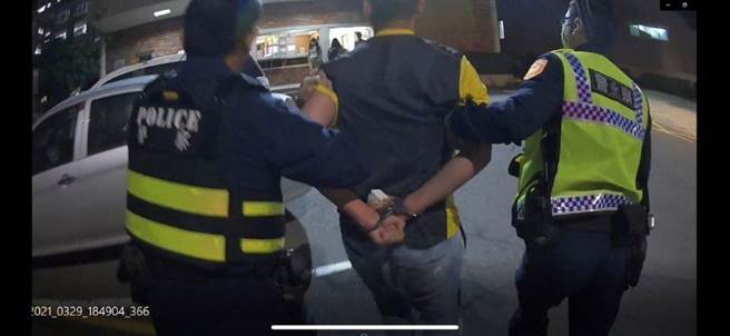 吴男为找女友闯入义大女学生宿舍，警方获报到场处理，吴男情绪激动以三字经辱骂及作势殴打员警，立即遭警方压制。(警方提供／林雅惠高雄传真)