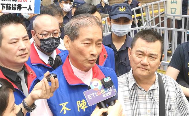 統促黨總裁「白狼」張安樂應宣稱要組「紅色隊伍」，今被高檢署傳喚，檢察官歷經2小時訊問後將他請回。（黃捷攝）