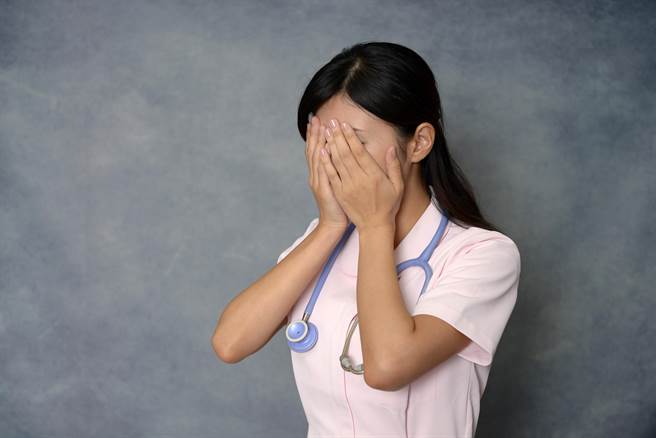 大陆郑州一名21岁女护理师泣诉遇上把妹渣男，惨遭骗财骗色。（示意图非当事人，达志影像/shutterstock）