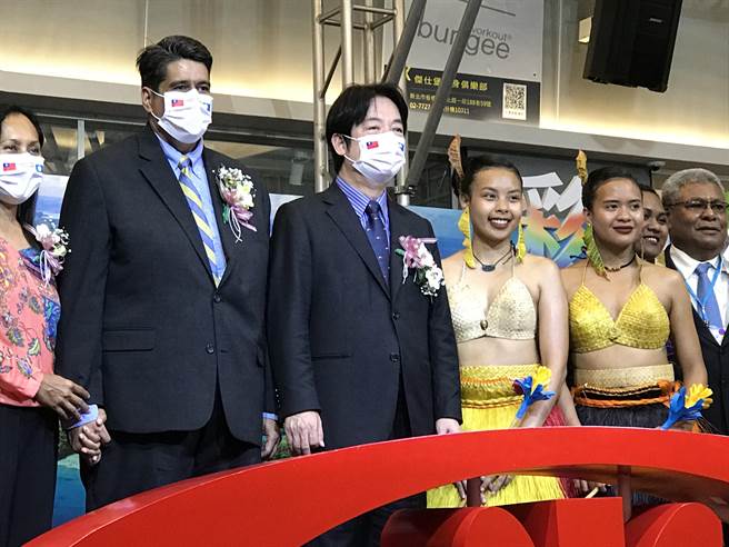 在台访问的帛琉总统惠恕仁（Surangel Whipps, Jr.）昨天以「不应该先打老婆来让她爱你」，形容与大陆的互动。（曾薏苹摄）