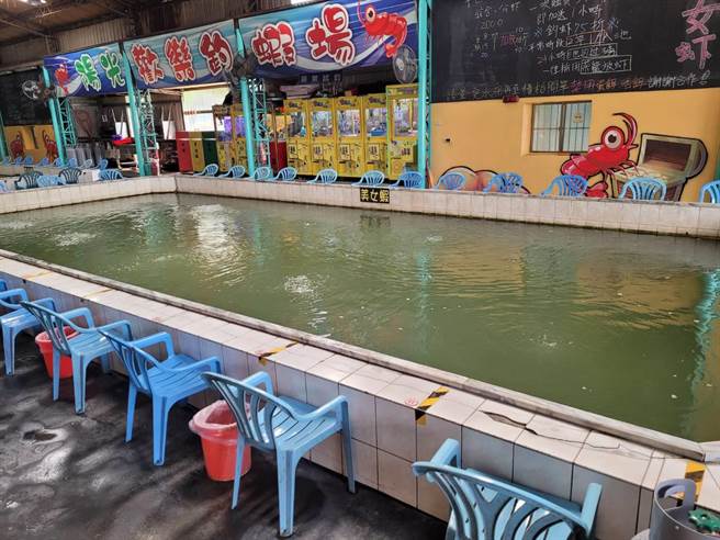 新北市三重区某钓虾场客人常抱怨「钓不到虾！」陈姓老板调阅监视器后发现，原来是陈姓、方姓员工监守自盗2个月偷了约185台斤的虾子。（叶书宏翻摄）