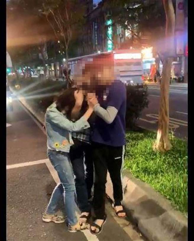 周男强扯李妇头髮，要求对方道歉。（翻摄脸书「爆料公社」）