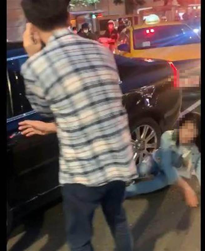 李妇被打到跌坐在地。（翻摄脸书「爆料公社」）