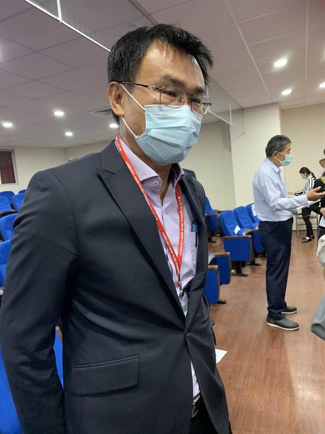 農委會主委陳吉仲今天參加興大舉辦的「啟動溝通，共尋雙贏方案」座談，席間一度哽咽近40秒，為興大多位老師罹患肺腺癌感到不捨。(林欣儀攝)