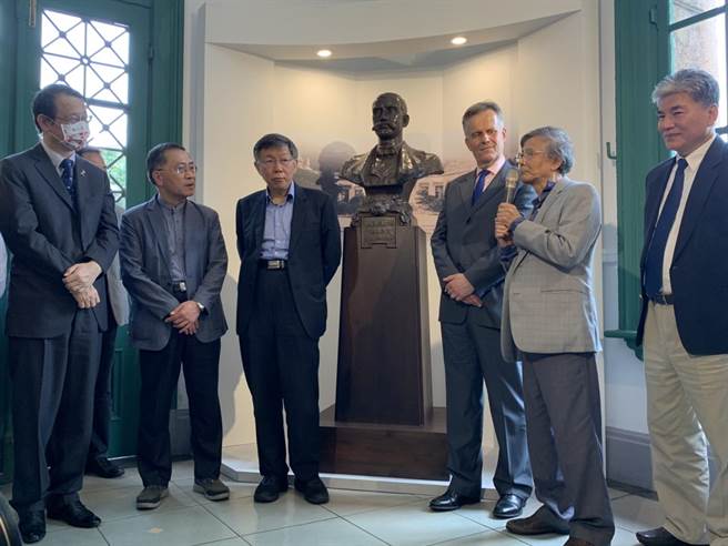 台北市长柯文哲今与水利专家前内政部部长李鸿源、日本台湾交流协会台北事务所代表泉裕泰、在台办事处代表邓元翰共同为台北水道先驱巴尔顿铜像揭幕。（黄婉婷摄）