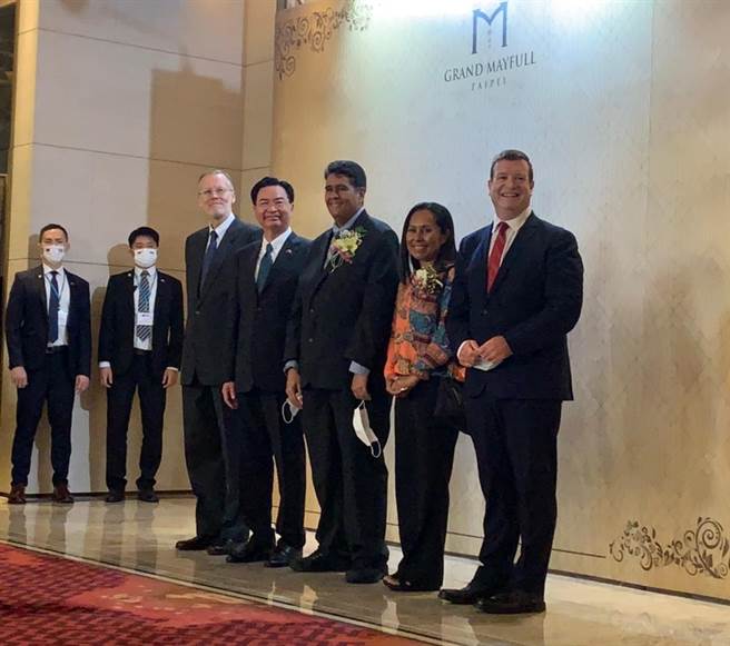 外交部長吳釗燮今宴請帛琉總統惠恕仁夫婦，美國駐帛琉大使倪約翰、AIT處長酈英傑出席發表聯合談話。（楊孟立攝）