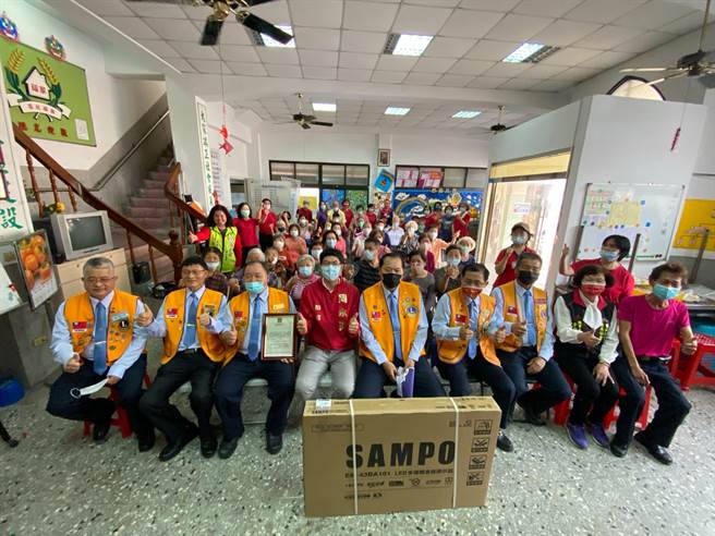 潭子區家福社區關懷據點，30日社區長輩們群聚迎接據點新嬌客，一台全新43吋的電視機。（市議員周永鴻服務處提供）