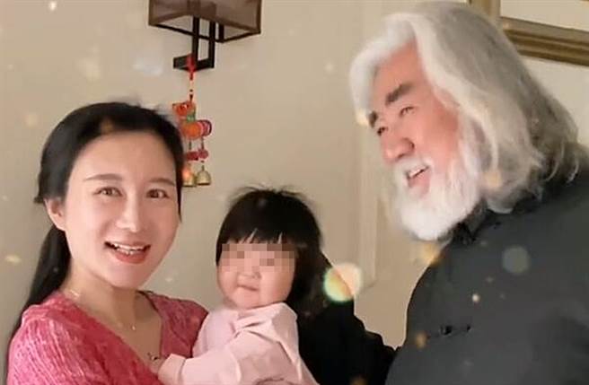 张纪中去年承认梅开二度娶杜星霖。（图／取自新浪娱乐）