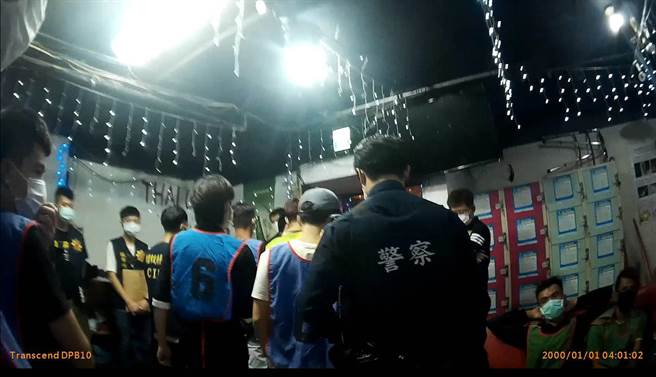桃園警方到桃園某舞廳搜索，其中查獲5人持有毒品。（翻攝照片／賴佑維桃園傳真）