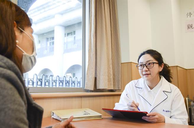 临床心理师潘奕瑄提醒，每个人的童年负面经验都需要被同理与支持，但也必须认知到，随着年纪增长，自身也要为自己的生活和快乐负起责任。（台北慈济医院提供）