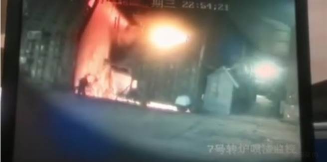 大陆炼钢工跳高温炉轻生的影片在网路上疯传。（图／翻摄自潇湘晨报）