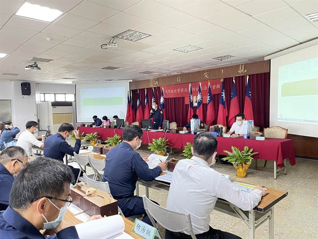 新北市蘆洲警分局29日舉行治安會報，邀請教育局、社會局、區公所及各級學校校長與會，將加強防制街頭暴力及防制毒品進入校園。（蘆洲警分局提供）