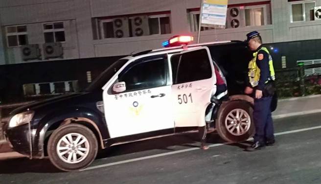 60多岁的吴姓男子在太平头汴山区迷路，还不慎摔车，所幸头汴派出所员警眼尖巡逻发现，将他救出并以巡逻车载往长安医院救护。（台中市太平警分局提供／冯惠宜台中传真）