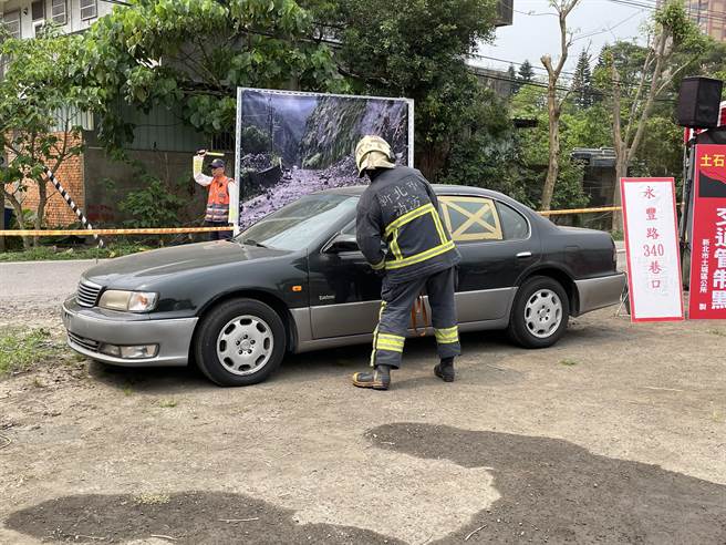 土城区公所今举办准备工作及土石流灾防演练，消防人员进行破窗救灾演练。（记者蔡雯如摄）