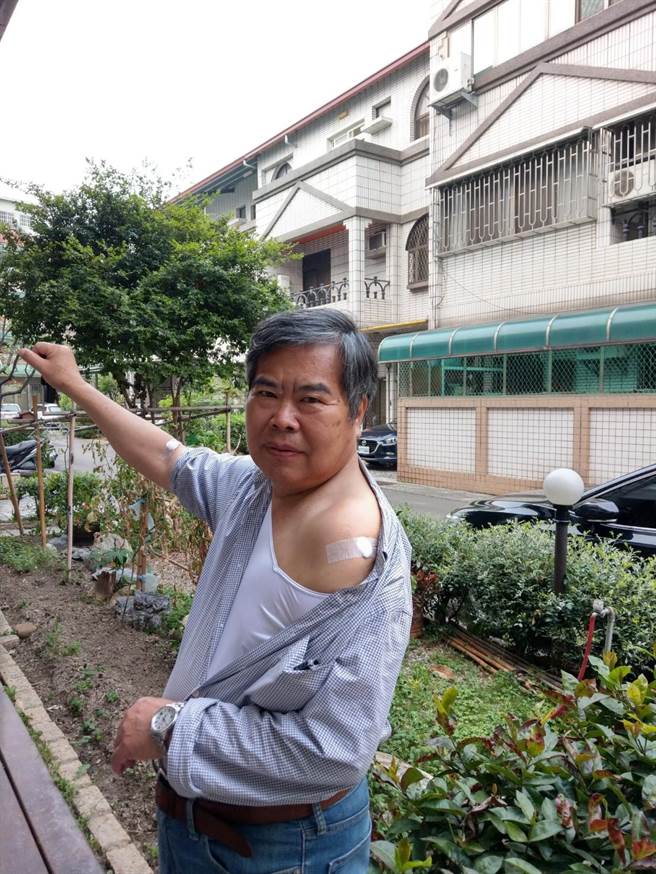 台中市議會民進黨市議員何敏誠表示，臨床試驗是很嚴謹的，總計抽血6管，再肩注疫苗，28天後再打第二針。（陳世宗翻攝）