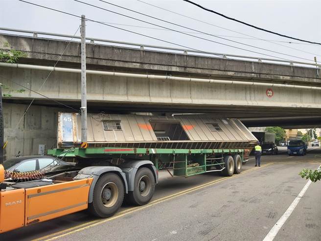 拖板車載運貨櫃屋，行經頭份市興隆路、國道1號下方涵洞，疑似未注意涵洞限高，撞擊翻落。（讀者提供／何冠嫻苗栗傳真）