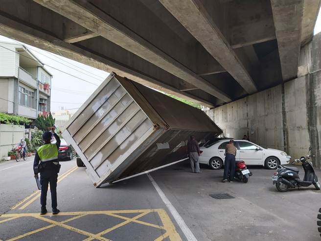 拖板車載運貨櫃屋，行經頭份市興隆路、國道1號下方涵洞，撞擊涵洞頂翻落，警方獲報趕抵處理。（讀者提供／何冠嫻苗栗傳真）