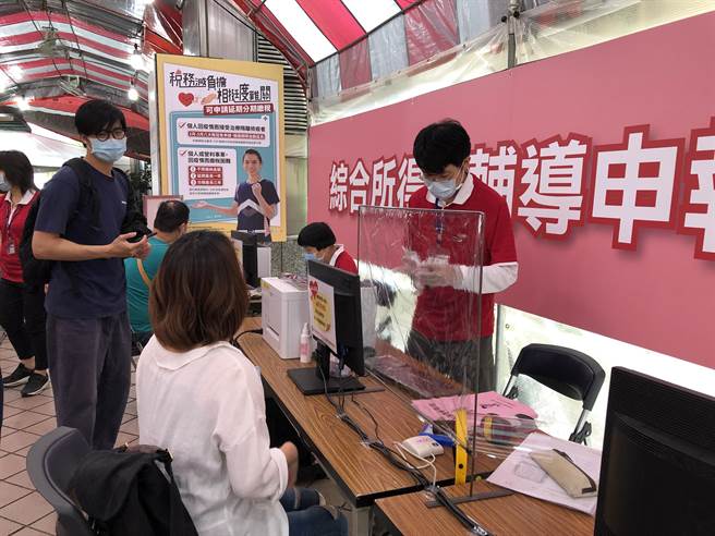 财政部今日表示，考量近期新冠肺炎（COVID-19）疫情稳定趋缓，2021年办理2020年度所得税(含综合所得税及营利事业所得税)结算申报及缴纳期间维持1个月。（图／吴静君摄）