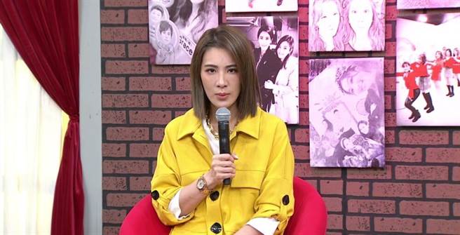 小祯主持年代《听妈妈的话》，本周邀三位独身妈妈郑仲茵、柯以柔和倪雅伦一起交流养孩心得。（年代提供）