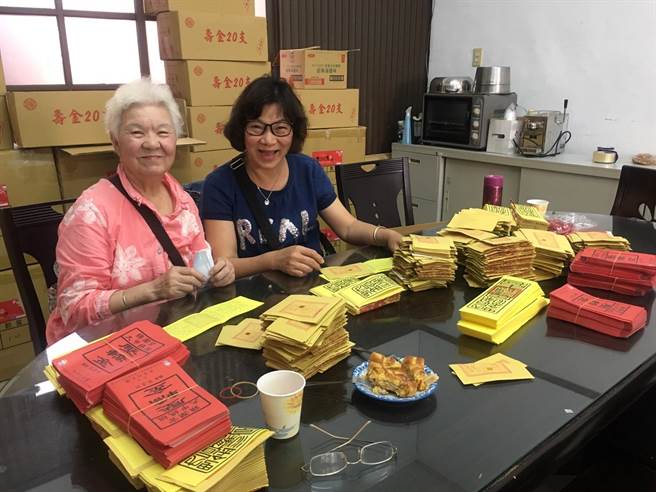 议长张清照服务处提供超过4万份压轿金送给信徒，目前志工已在做准备。（议长张清照服务处提供／陈淑娥台中传真）