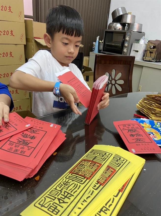 议长张清照服务处提供超过4万份压轿金送给信徒，目前志工已在做准备。（议长张清照服务处提供／陈淑娥台中传真）