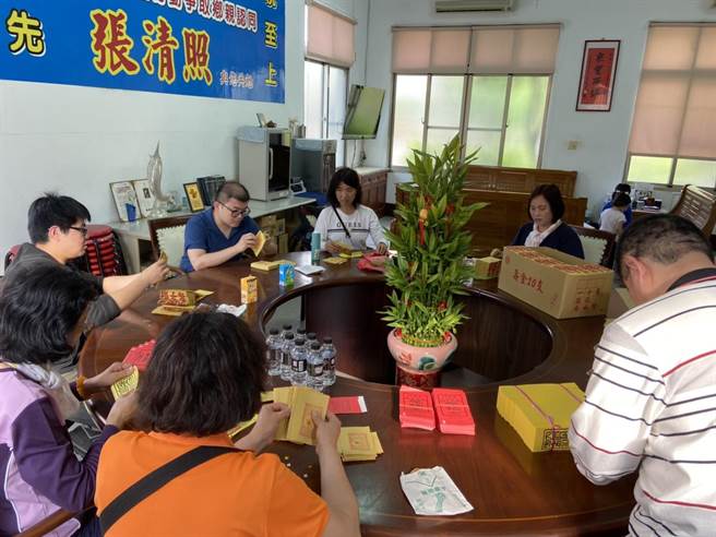 议长张清照服务处提供超过4万份压轿金送给信徒，目前志工已在做准备。（议长张清照服务处提供／陈淑娥台中传真）