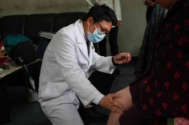 台中慈济医院中医部医疗团队投入居家医疗，为无法外出就医者提供医疗协助。（台中慈济医院提供／王文吉台中传真）