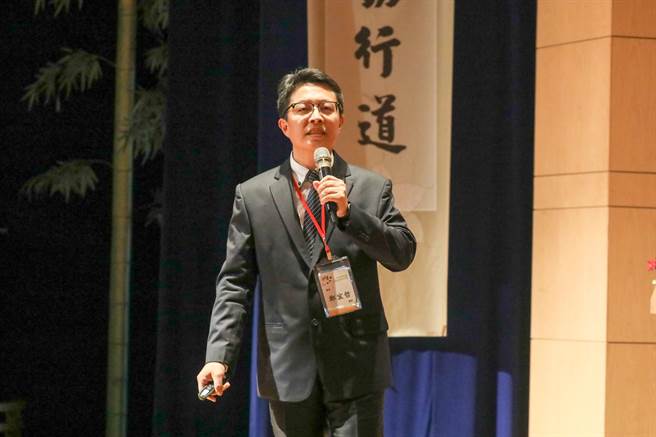 台中慈济医院中医家医科主任郑宜哲分享中医社区化的推广经验。（台中慈济医院提供／王文吉台中传真）